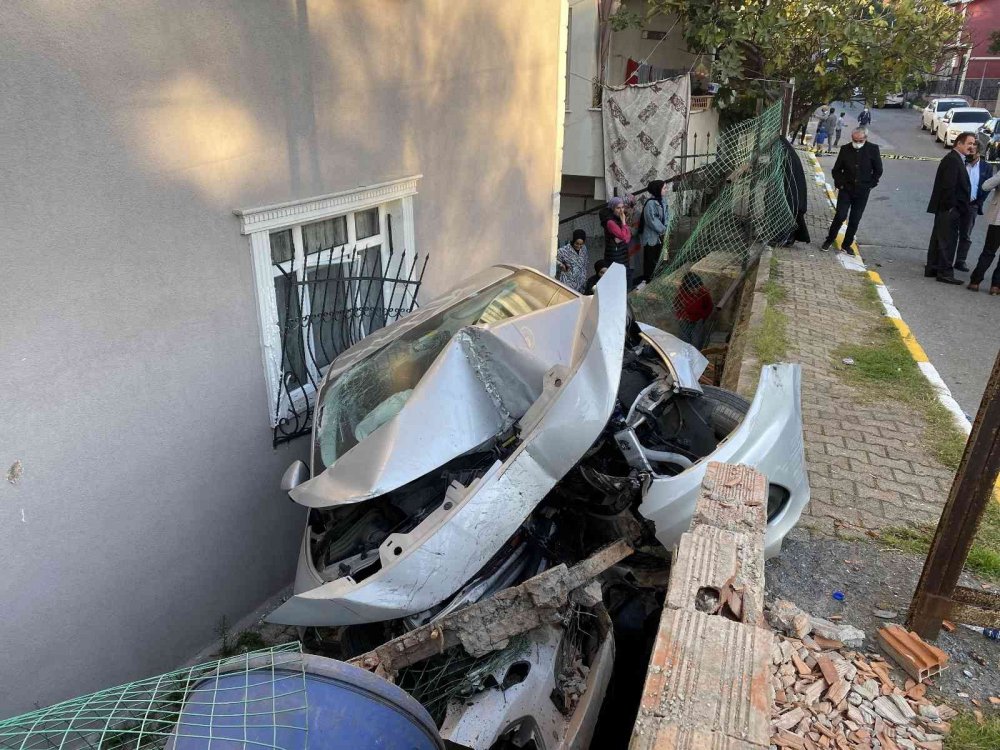 Babasının şirket otomobilini kaçıran çocuk dehşet saçtı! 4 çocuk kaçtı 1 yaralı