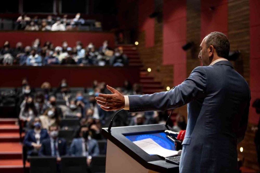 Bakan Gül gençleri uyardı: Aklınızı kiraya vermeyin!