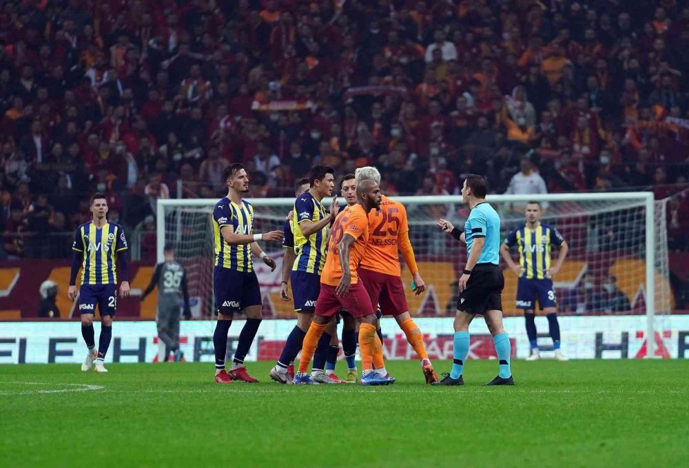 Dev Galatasaray Fenerbahçe derbisinde kazandıran golü Crespo attı