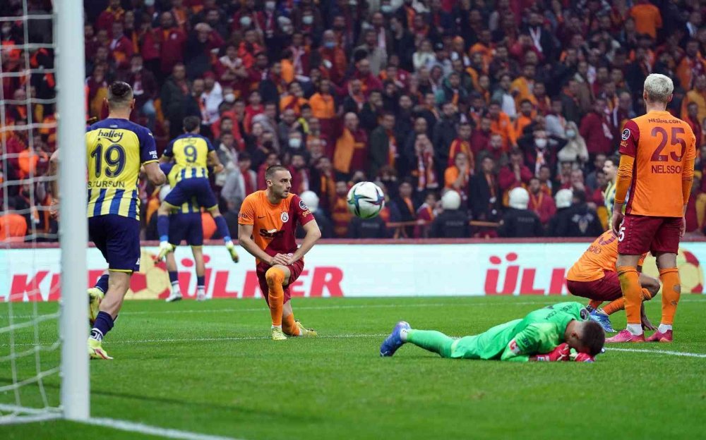 Dev Galatasaray Fenerbahçe derbisinde kazandıran golü Crespo attı