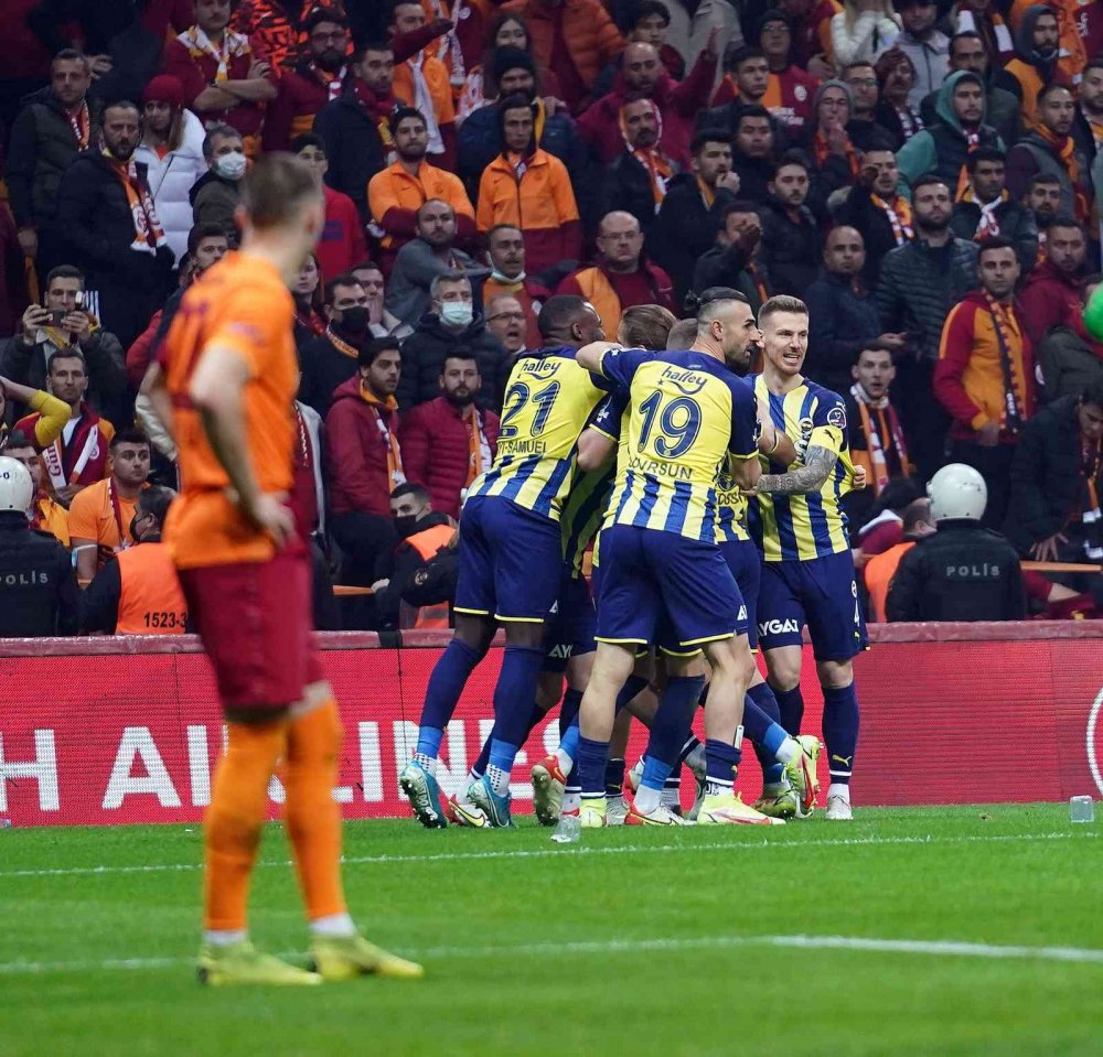 Dev Galatasaray Fenerbahçe derbisinde kazandıran golü Crespo attı