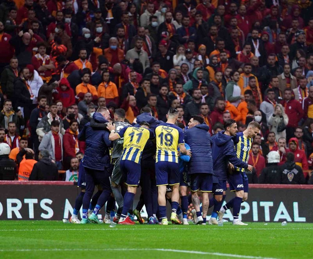 Dev Galatasaray Fenerbahçe derbisinde kazandıran golü Crespo attı