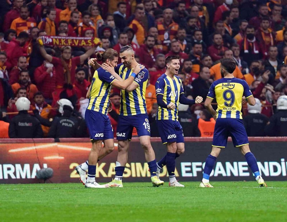 Dev Galatasaray Fenerbahçe derbisinde kazandıran golü Crespo attı