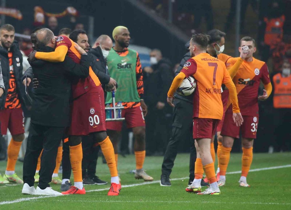 Dev Galatasaray Fenerbahçe derbisinde kazandıran golü Crespo attı