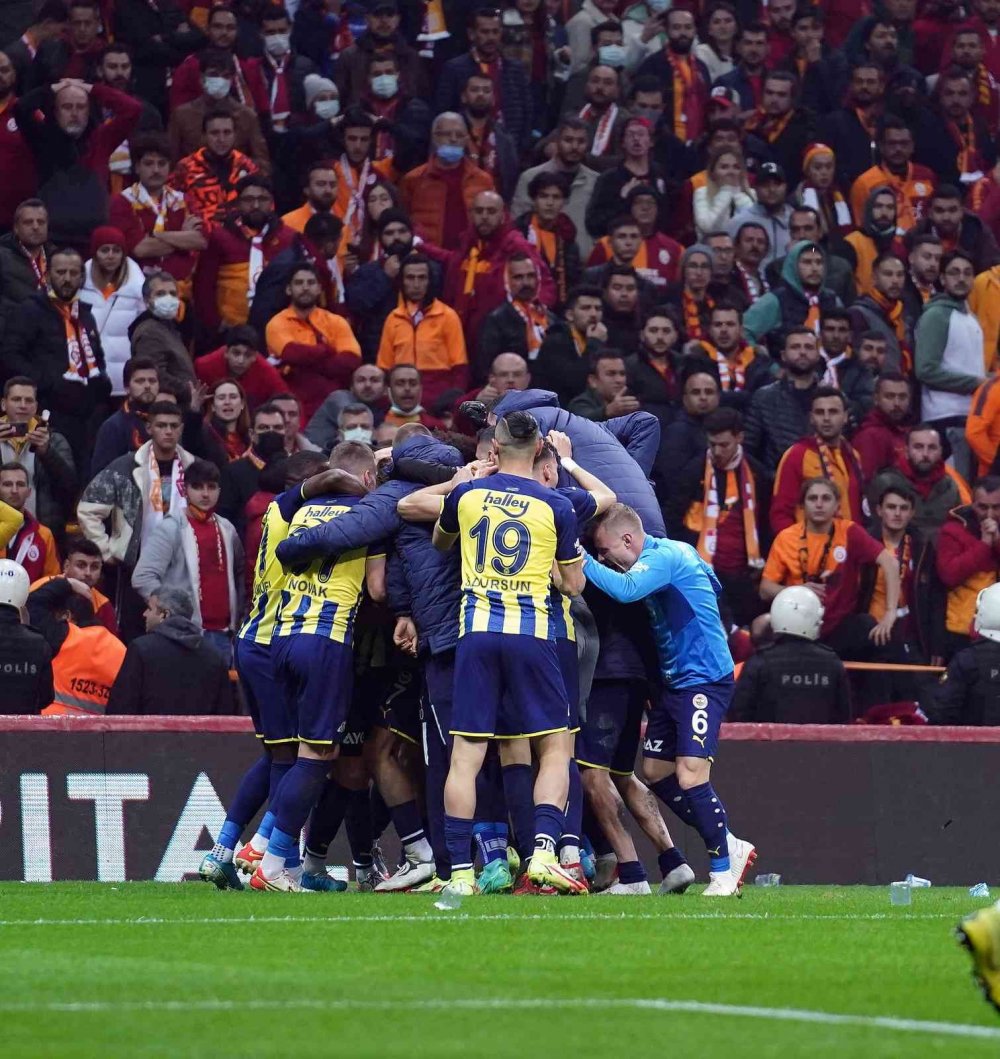 Dev Galatasaray Fenerbahçe derbisinde kazandıran golü Crespo attı