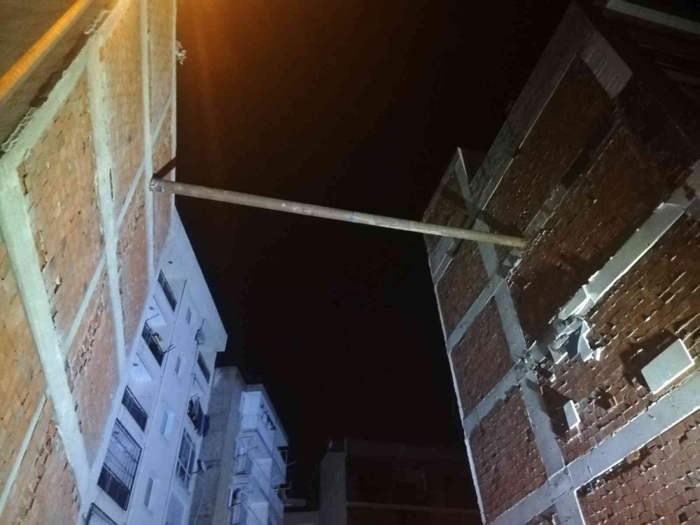 Karşıyaka'da temel kazısında yan bina 20 santim kaydı! 55 daire boşaltıldı