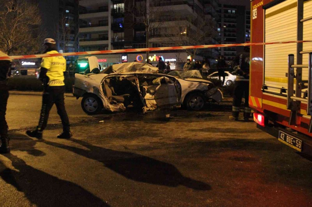 Konya'da korkunç kaza! Yarış yaparken ağaca çarpan otomobilde 2 ölü 1 ağır yaralı
