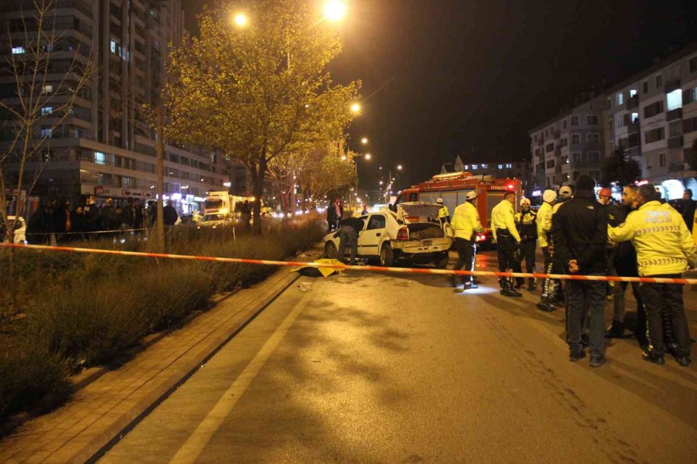 Konya'da korkunç kaza! Yarış yaparken ağaca çarpan otomobilde 2 ölü 1 ağır yaralı