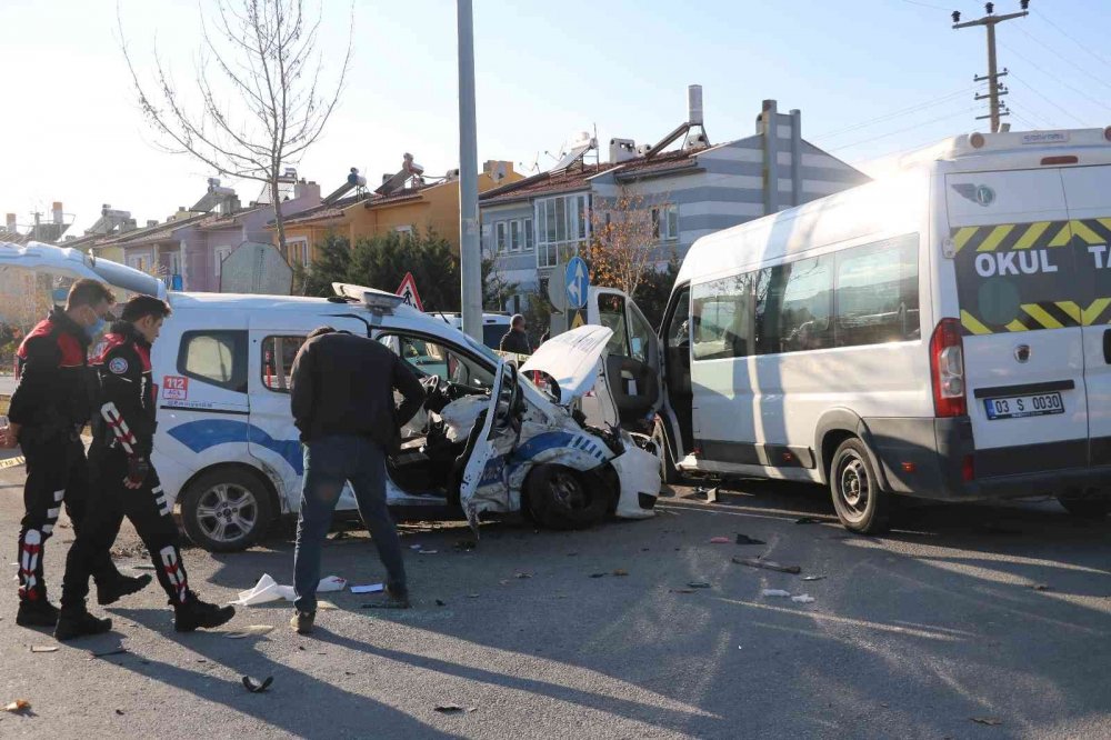 Afyon'da okul servisi ile polis aracının çarpıştığı kazada 2'si polis 10 yaralı! Kimlikleri belli oldu