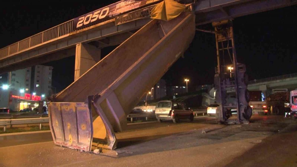 Damperi açılan kamyon üst geçide çarptı! Trafik felç oldu