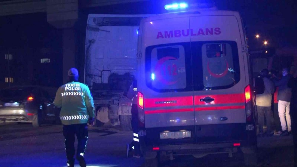 Damperi açılan kamyon üst geçide çarptı! Trafik felç oldu