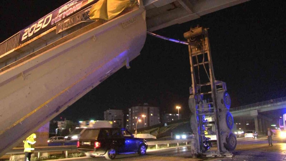 Damperi açılan kamyon üst geçide çarptı! Trafik felç oldu