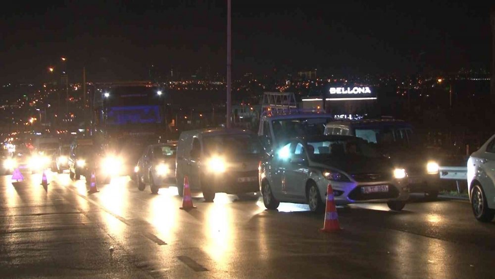 Damperi açılan kamyon üst geçide çarptı! Trafik felç oldu