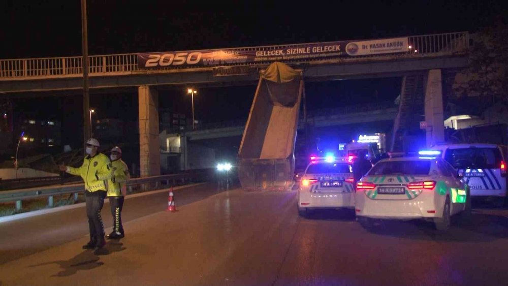 Damperi açılan kamyon üst geçide çarptı! Trafik felç oldu