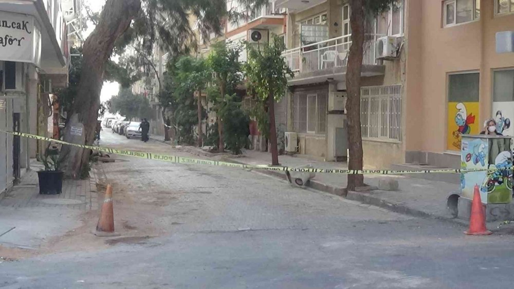 İzmir'de 5 binayı boşalttıran kazı! Çatıdaki fayanslar bile ayrıldı
