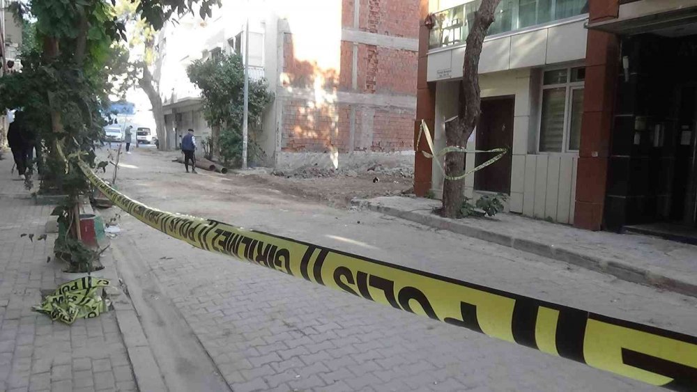 İzmir'de 5 binayı boşalttıran kazı! Çatıdaki fayanslar bile ayrıldı