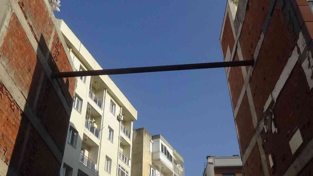 İzmir'de 5 binayı boşalttıran kazı! Çatıdaki fayanslar bile ayrıldı