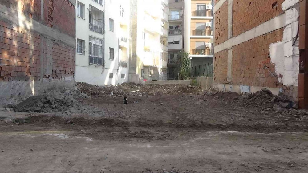 İzmir'de 5 binayı boşalttıran kazı! Çatıdaki fayanslar bile ayrıldı