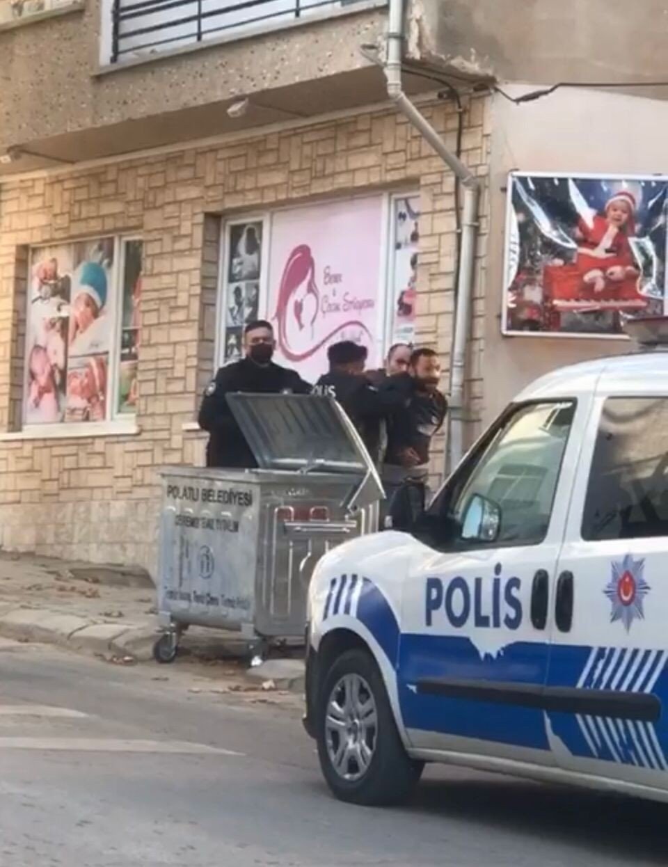 Kırmızı reçeteyle satılan ilacı alamayan şahıs eczacının boğazını sıktı
