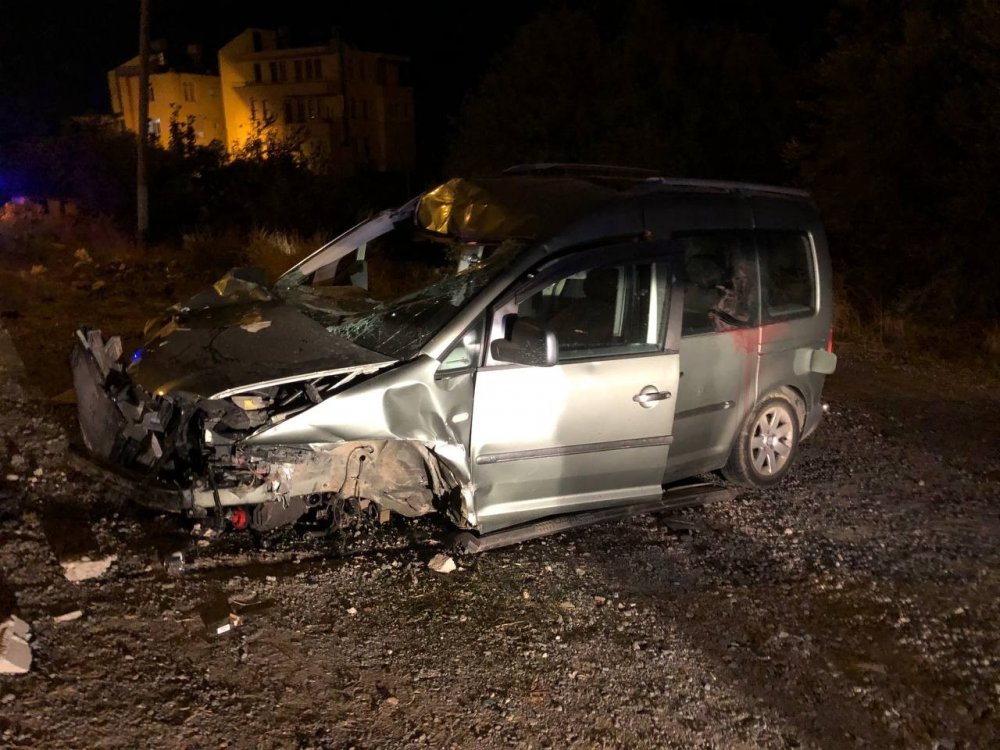 Ticari aracın çarptığı bisikletli iki arkadaş feci şekilde can verdi