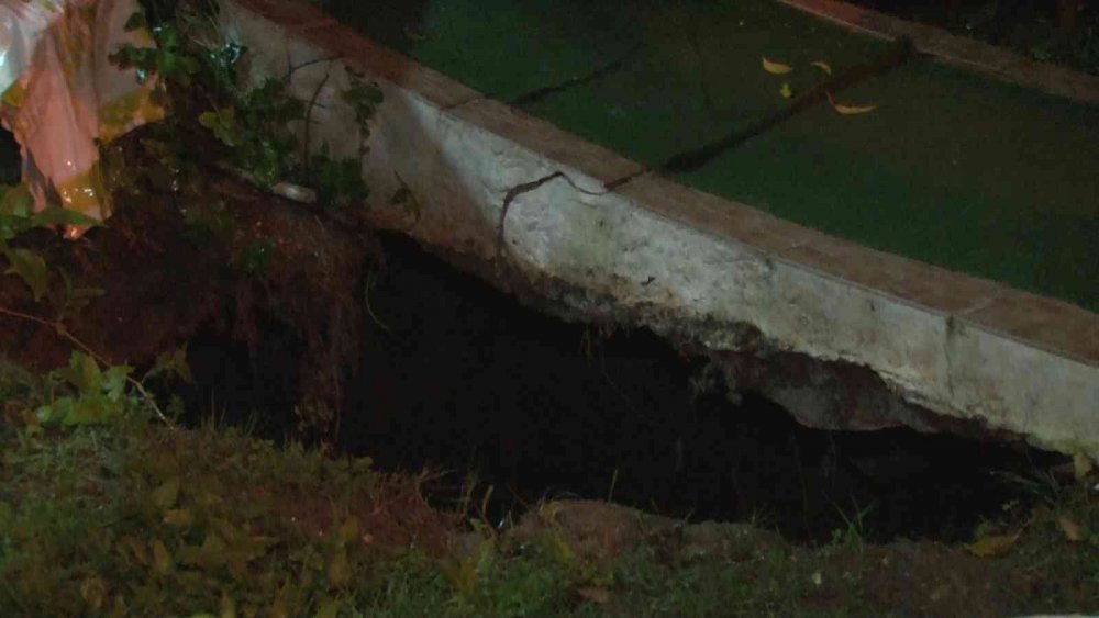 3 katlı binanın bahçesindeki çökme korkuttu