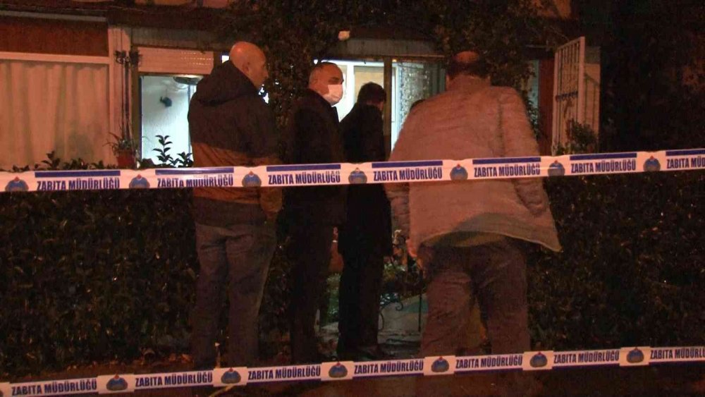 3 katlı binanın bahçesindeki çökme korkuttu