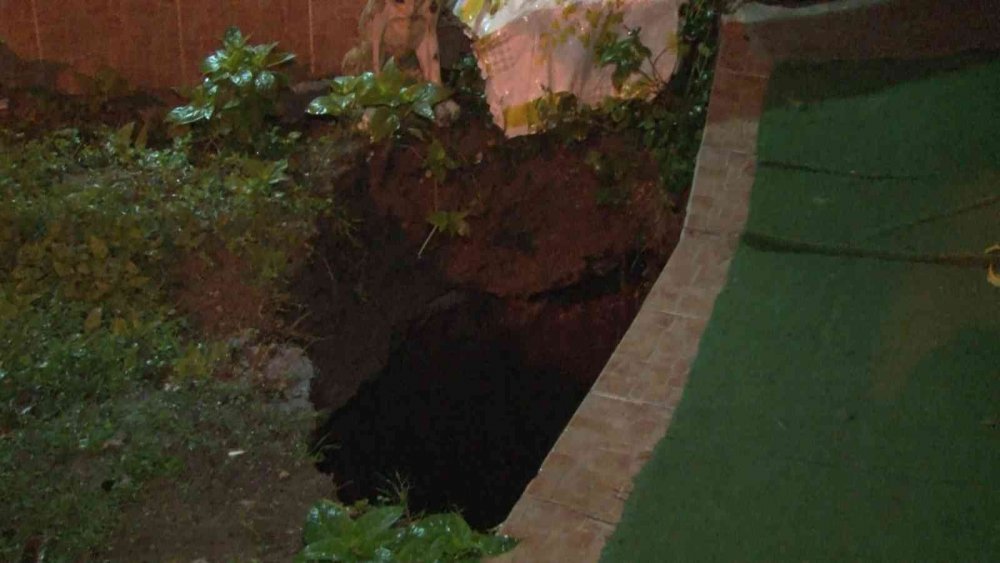 3 katlı binanın bahçesindeki çökme korkuttu