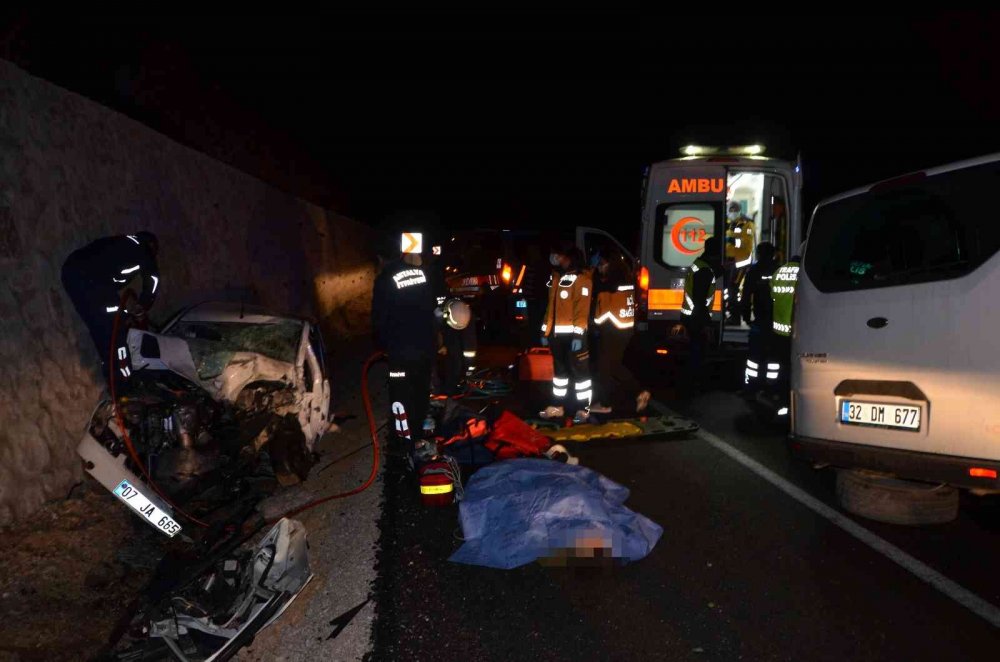 Konya - Antalya yolunda feci kaza! Otomobil ve minibüs kafa kafaya çarpıştı! 1 ölü 2 yaralı