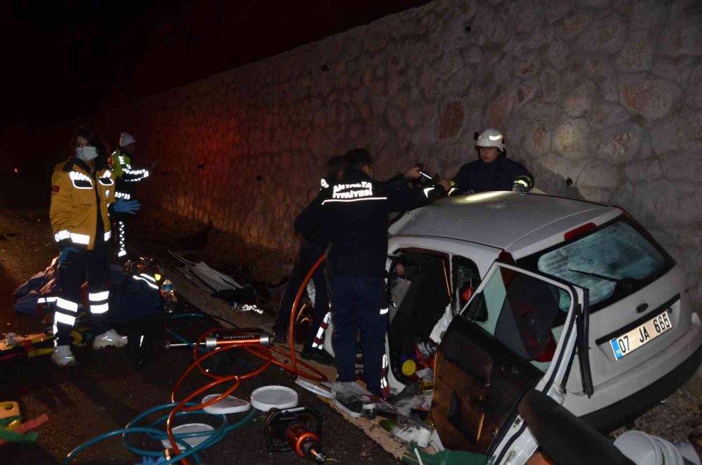 Konya - Antalya yolunda feci kaza! Otomobil ve minibüs kafa kafaya çarpıştı! 1 ölü 2 yaralı