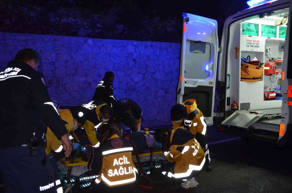 Konya - Antalya yolunda feci kaza! Otomobil ve minibüs kafa kafaya çarpıştı! 1 ölü 2 yaralı