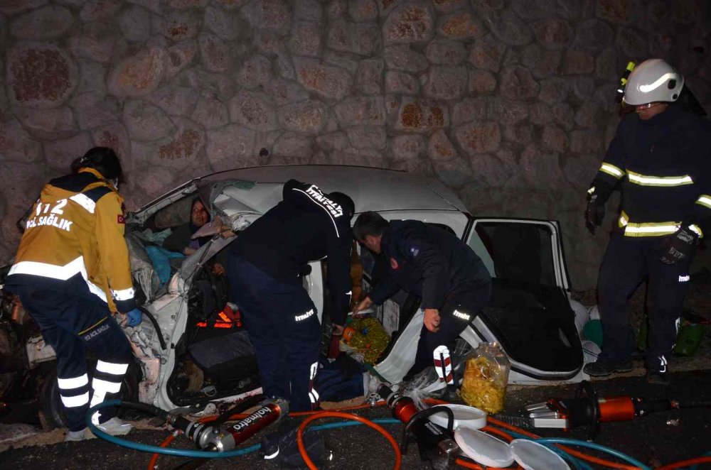 Konya - Antalya yolunda feci kaza! Otomobil ve minibüs kafa kafaya çarpıştı! 1 ölü 2 yaralı