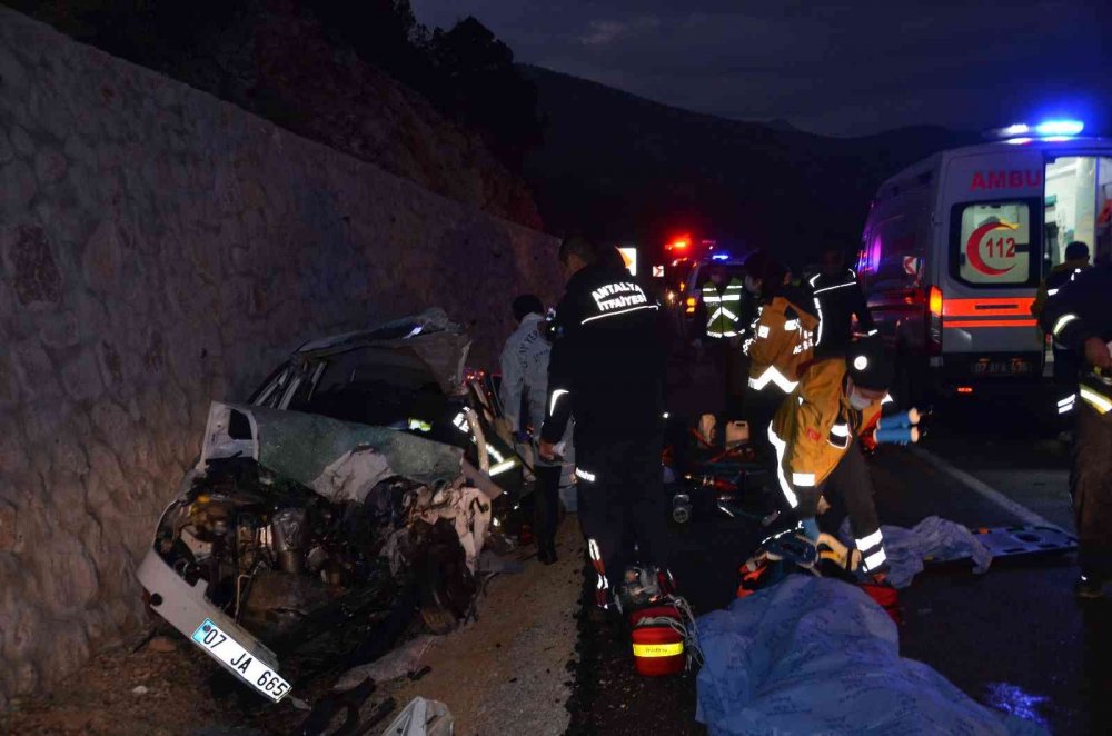Konya - Antalya yolunda feci kaza! Otomobil ve minibüs kafa kafaya çarpıştı! 1 ölü 2 yaralı