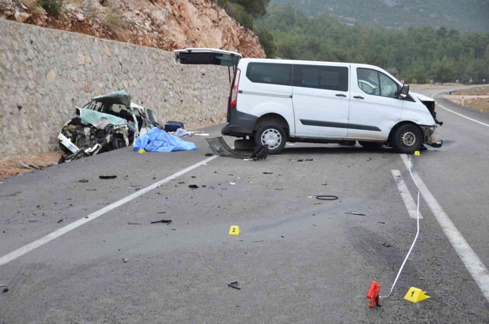 Konya - Antalya yolunda feci kaza! Otomobil ve minibüs kafa kafaya çarpıştı! 1 ölü 2 yaralı