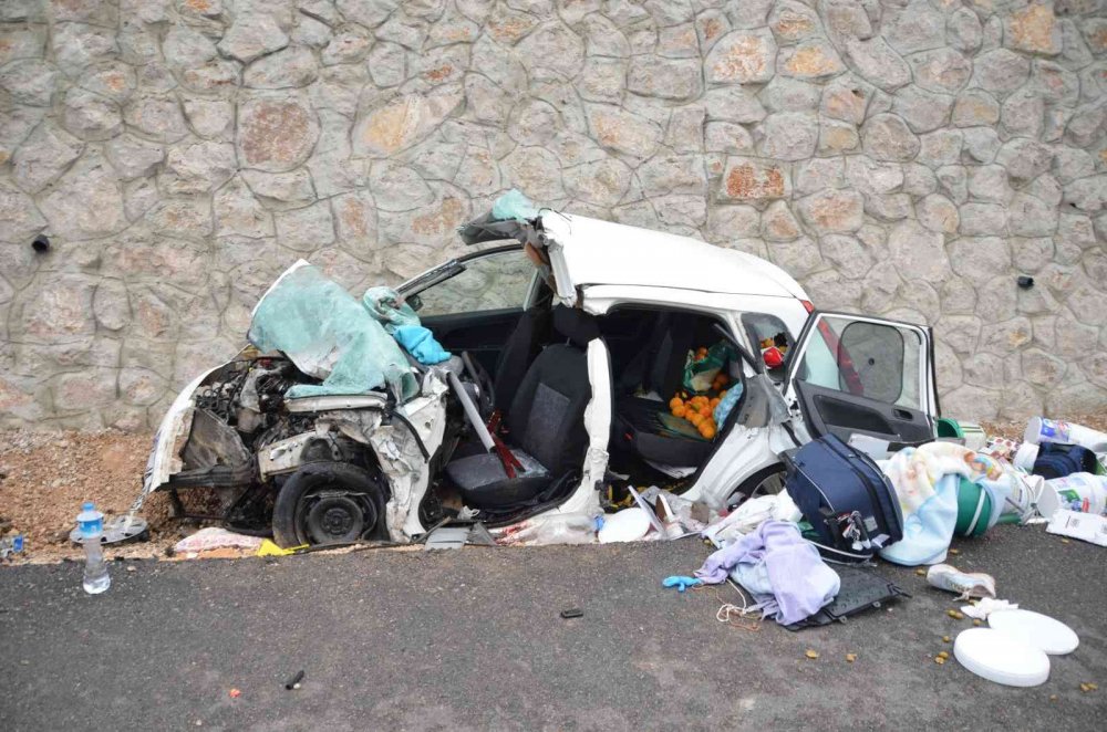 Konya - Antalya yolunda feci kaza! Otomobil ve minibüs kafa kafaya çarpıştı! 1 ölü 2 yaralı