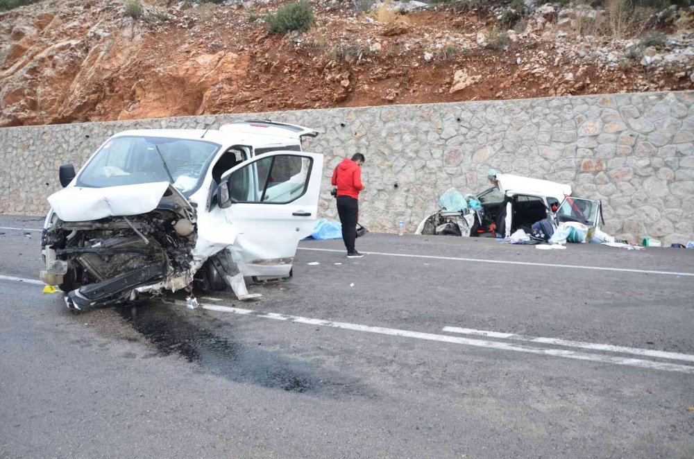 Konya - Antalya yolunda feci kaza! Otomobil ve minibüs kafa kafaya çarpıştı! 1 ölü 2 yaralı