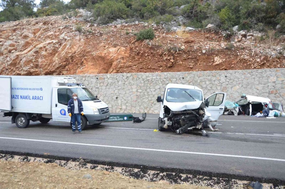 Konya - Antalya yolunda feci kaza! Otomobil ve minibüs kafa kafaya çarpıştı! 1 ölü 2 yaralı