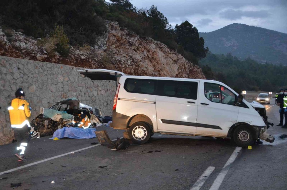 Konya - Antalya yolunda feci kaza! Otomobil ve minibüs kafa kafaya çarpıştı! 1 ölü 2 yaralı
