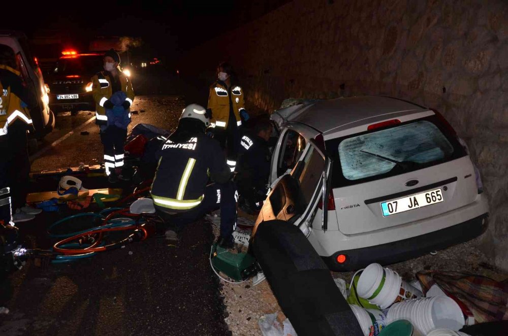Konya - Antalya yolunda feci kaza! Otomobil ve minibüs kafa kafaya çarpıştı! 1 ölü 2 yaralı