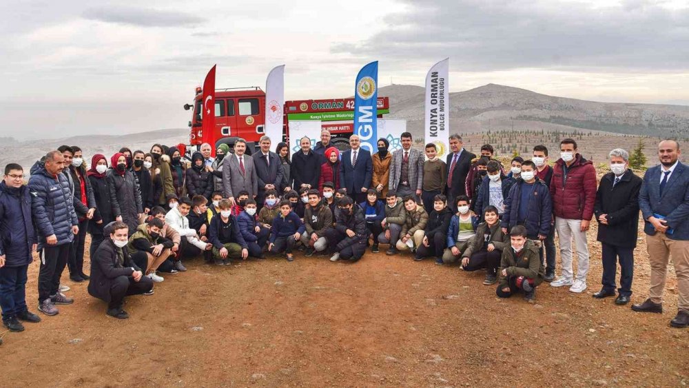 Konya daha yeşil olacak! Öğretmenler hatıra ormanına fidanlar dikildi
