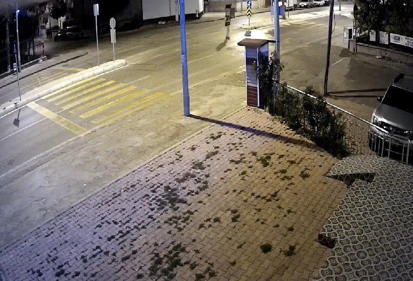 Konya’da 3 aracı ateşe veren kundakçı kameraya yakalandı