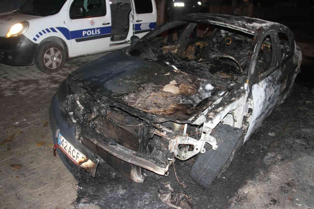 Konya’da sabaha karşı 3 araç kundaklandı! 1 araç alev alev yandı