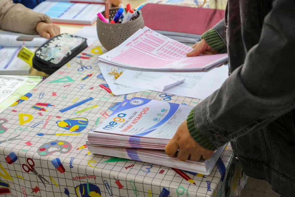 Meram’da 'MEGA' sınavlar başladı! 27 bin 779 öğrenci geleceği için ter döktü