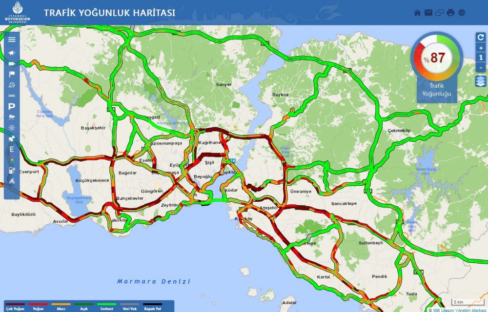 Sağanak yağmur İstanbul trafiğini felç etti!