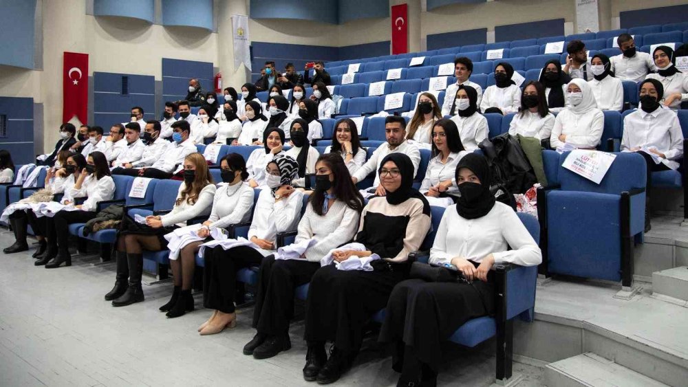 Selçuk Üniversitesi'nde 150 öğrenci 'beyaz önlük' giyerek diş hekimliğine adım attı