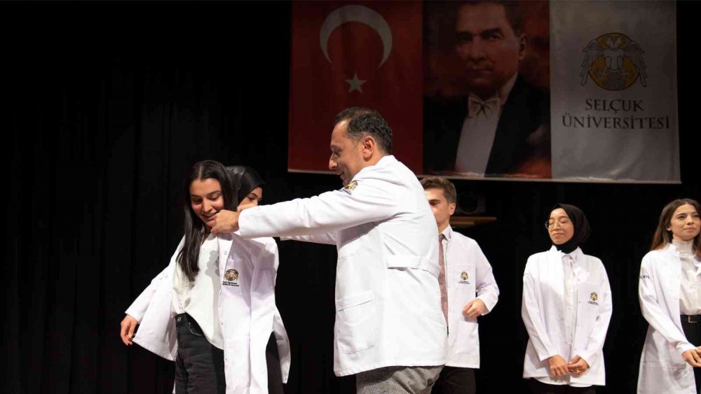 Selçuk Üniversitesi'nde 150 öğrenci 'beyaz önlük' giyerek diş hekimliğine adım attı