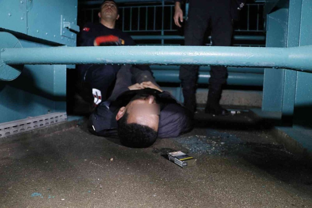 Adana'da barışmak için köprüye çıkan şahsın eşi olay yerine gelmedi