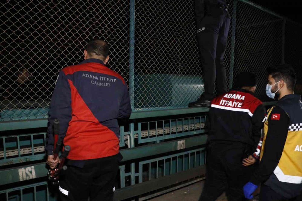 Adana'da barışmak için köprüye çıkan şahsın eşi olay yerine gelmedi
