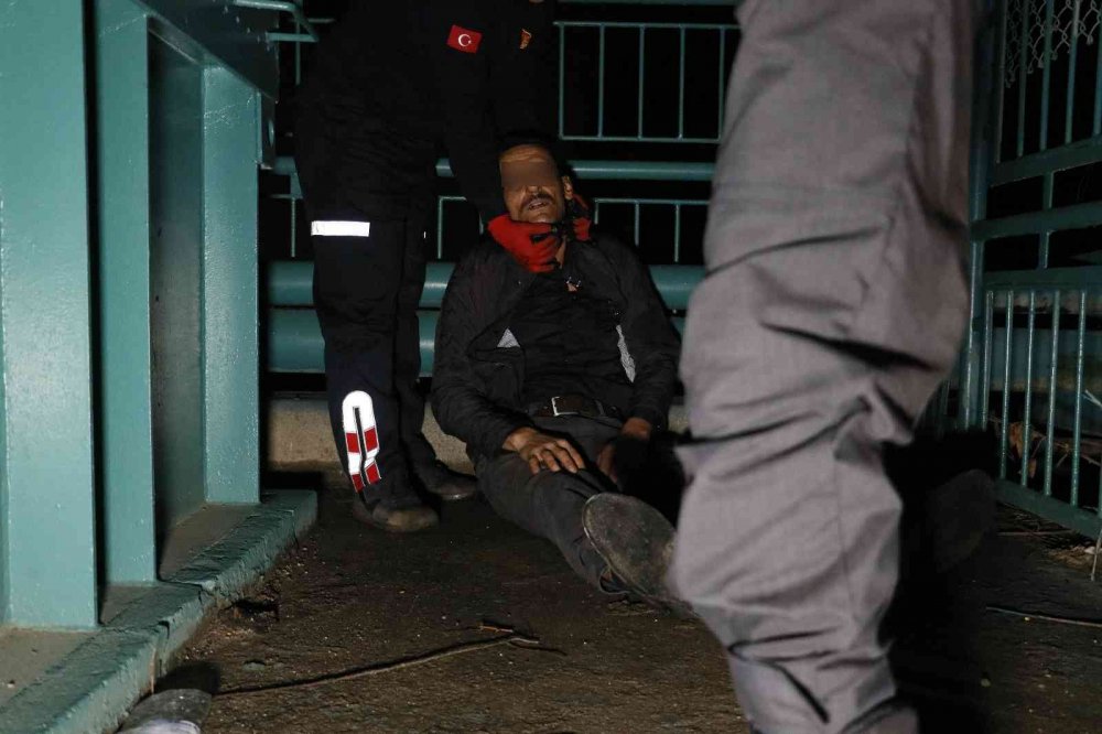 Adana'da barışmak için köprüye çıkan şahsın eşi olay yerine gelmedi