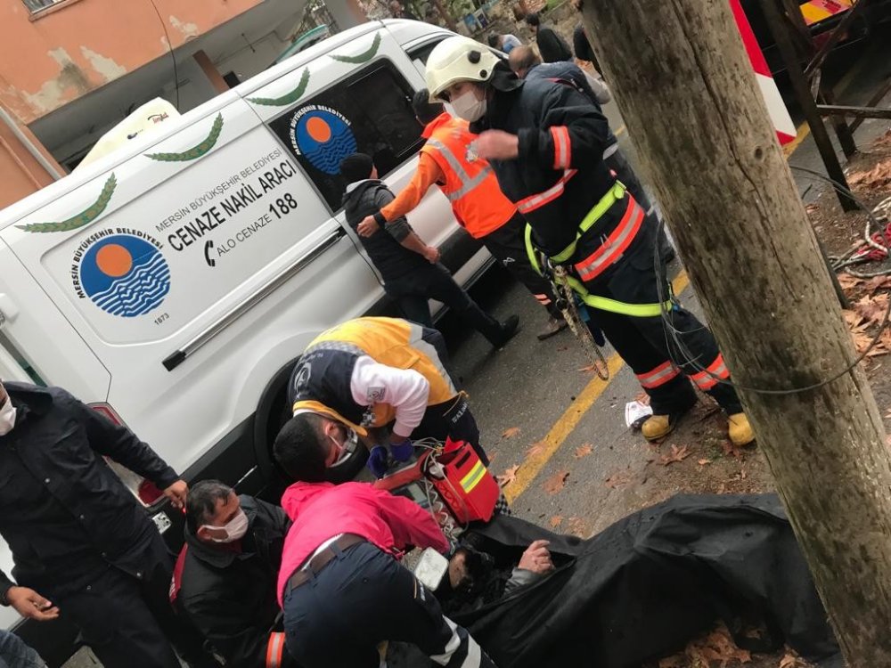 Evinin önünde kozalak toplarken akıma kapılan Bayram Fidan hayatını kaybetti