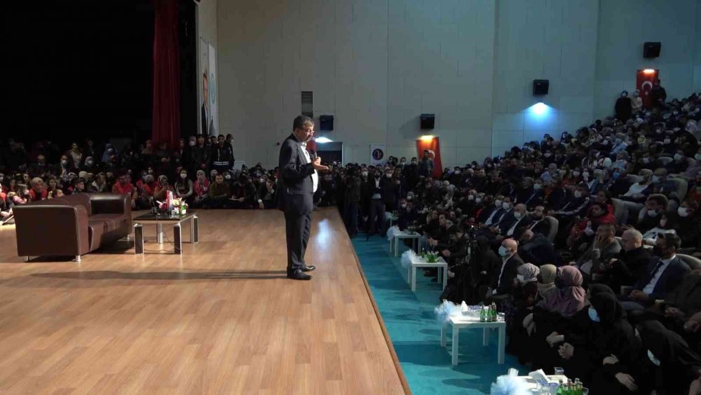 Hayati İnanç'tan Eren Üniversitesi'nde 'Can Veren Pervaneler' konferansı